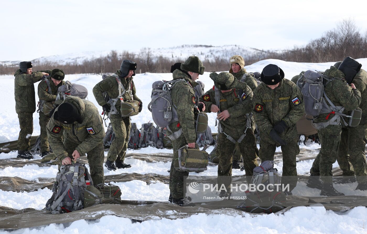 Прыжки парашютистов Северного флота в поддержку спецоперации ВС РФ на Украине