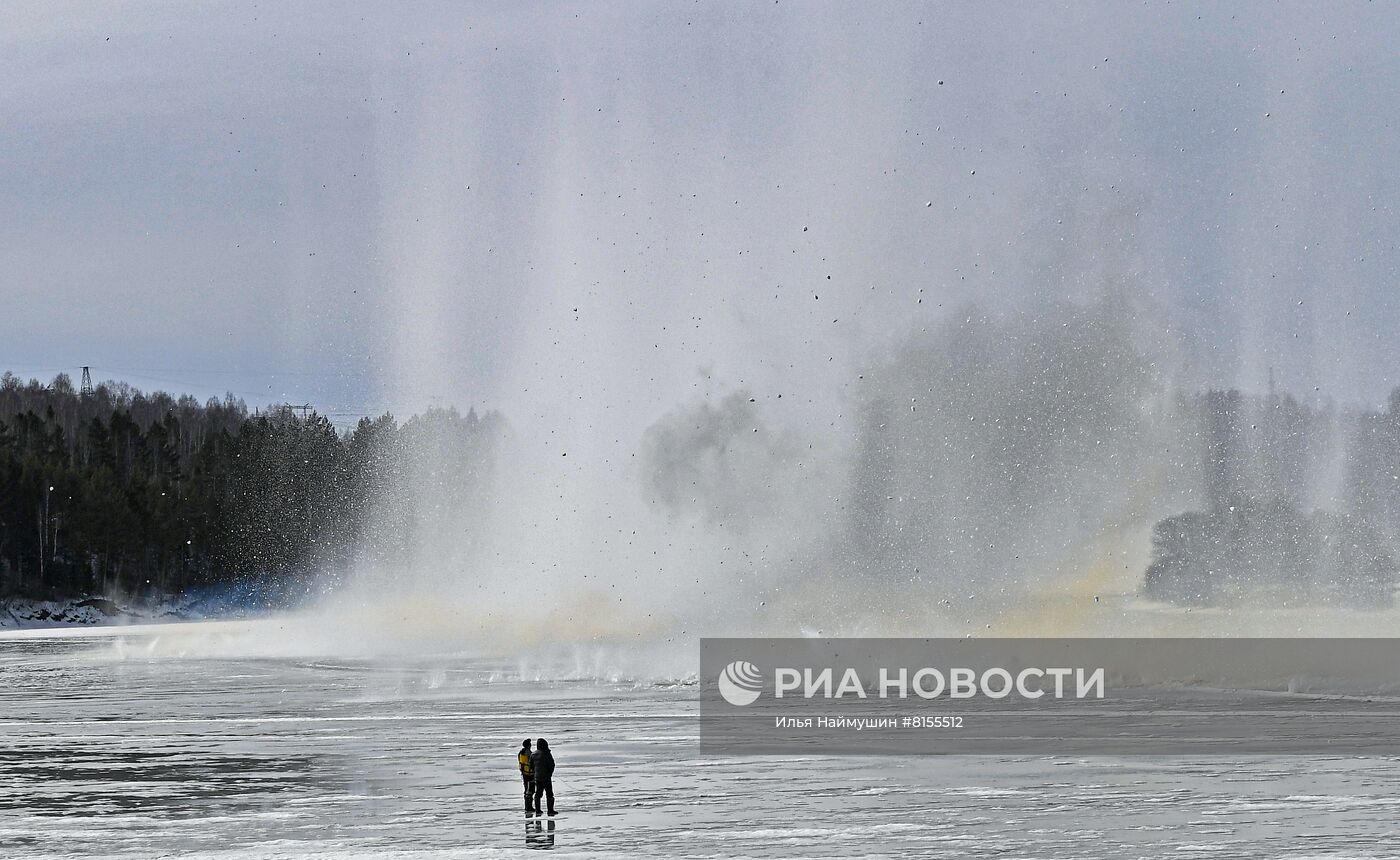 Противопаводковый подрыв льда в Красноярском крае