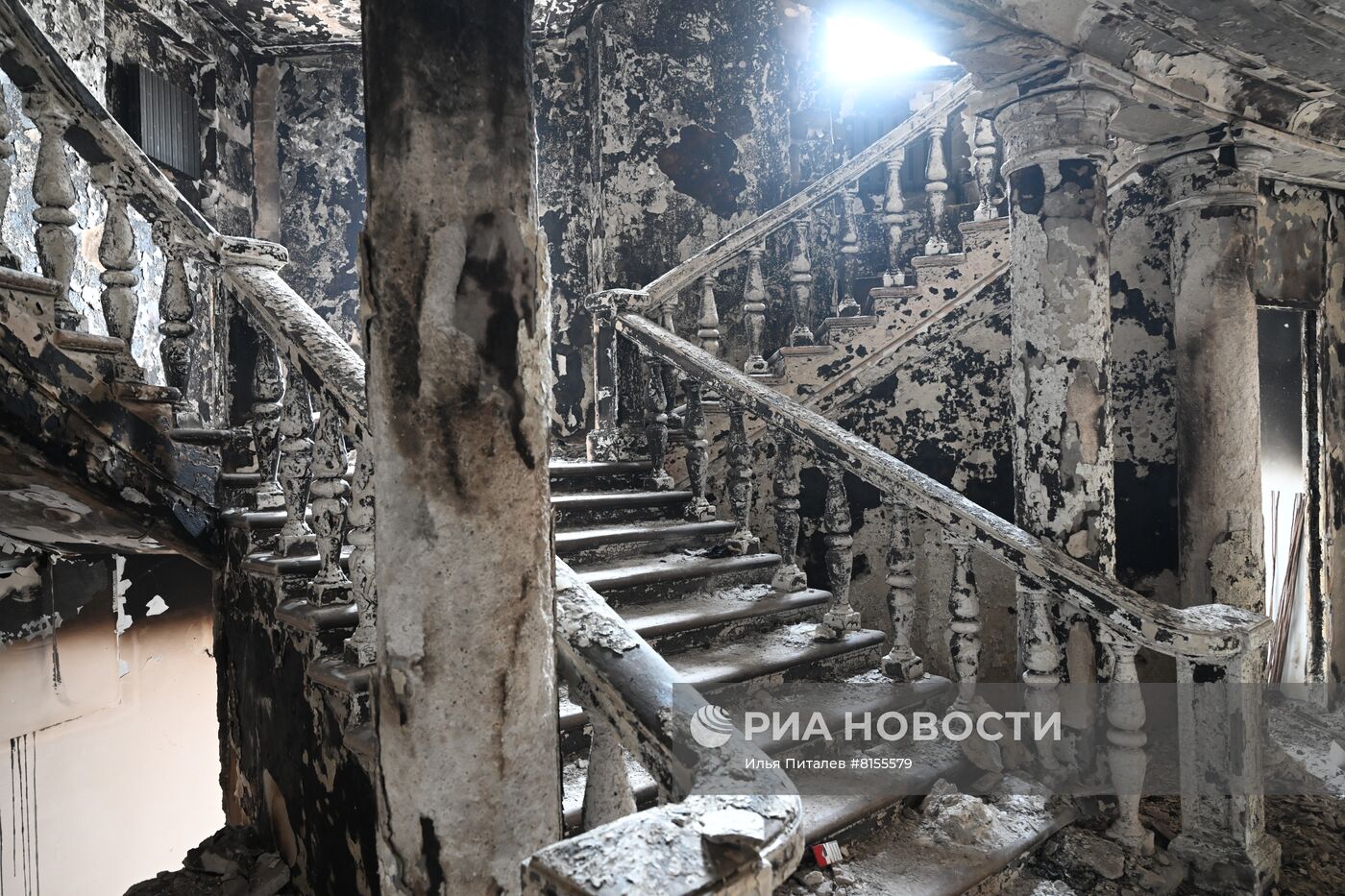 Разрушенное здание драматического театра в Мариуполе