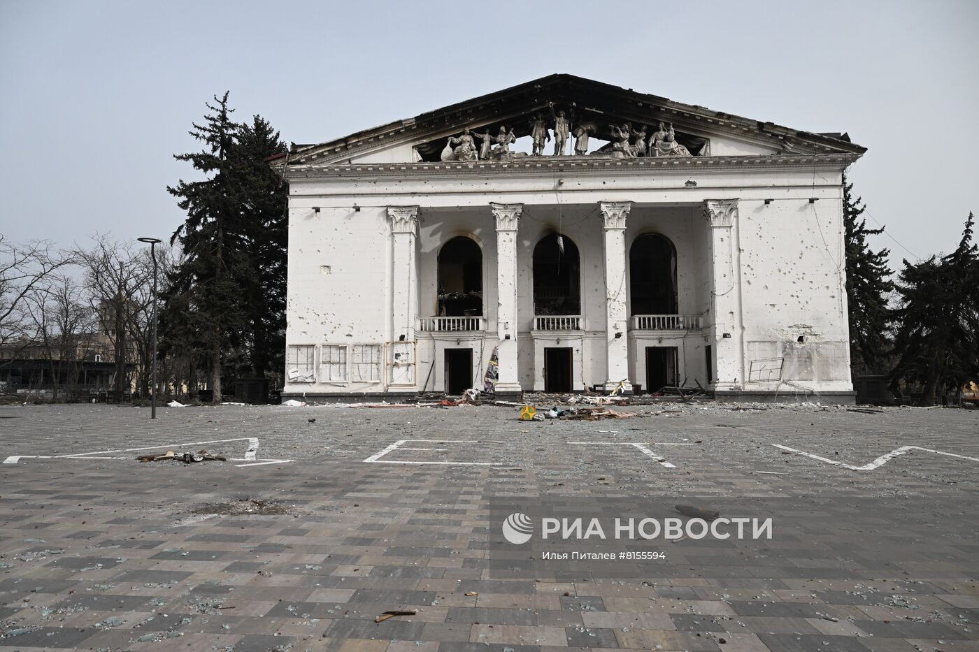 Разрушенное здание драматического театра в Мариуполе