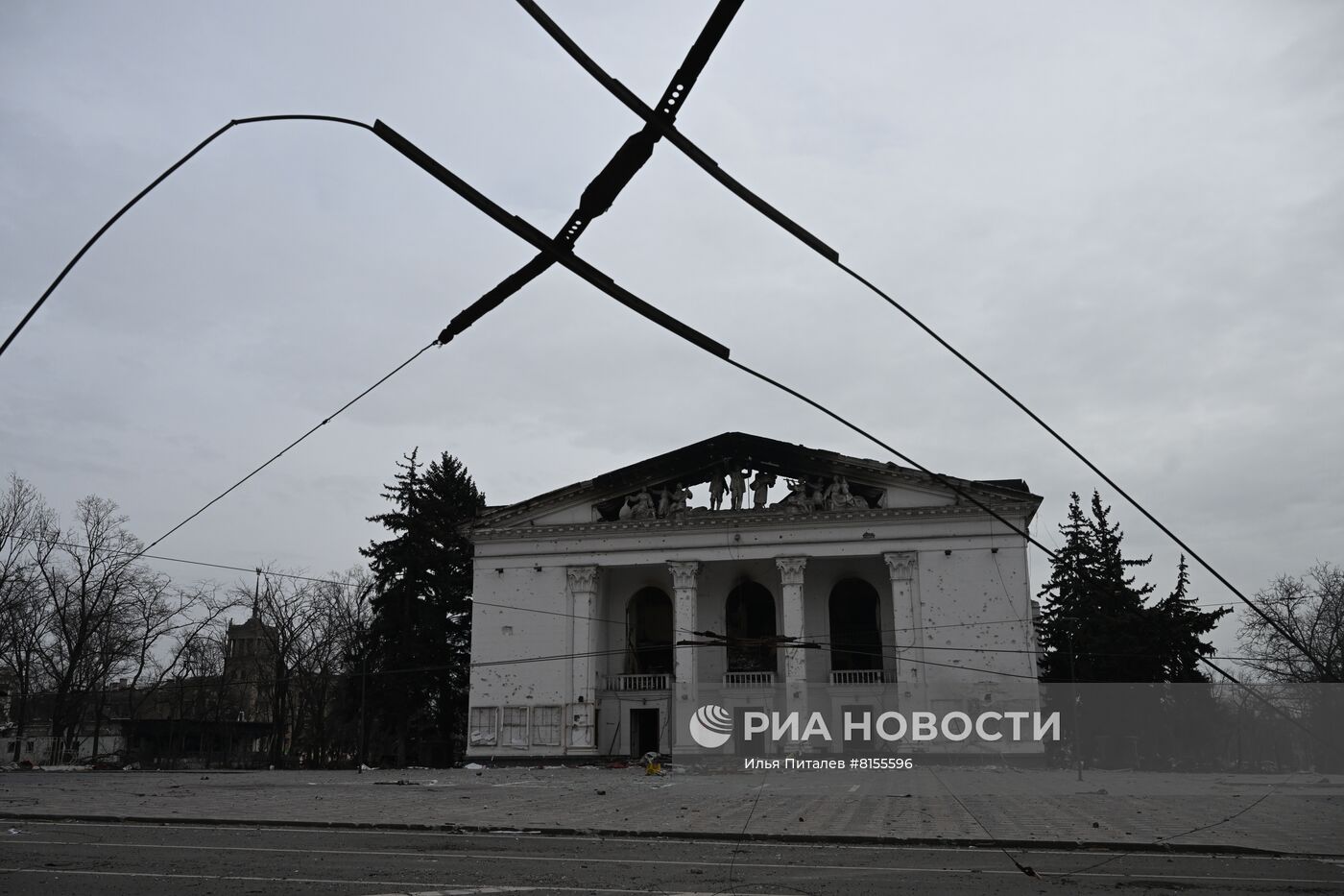 Разрушенное здание драматического театра в Мариуполе