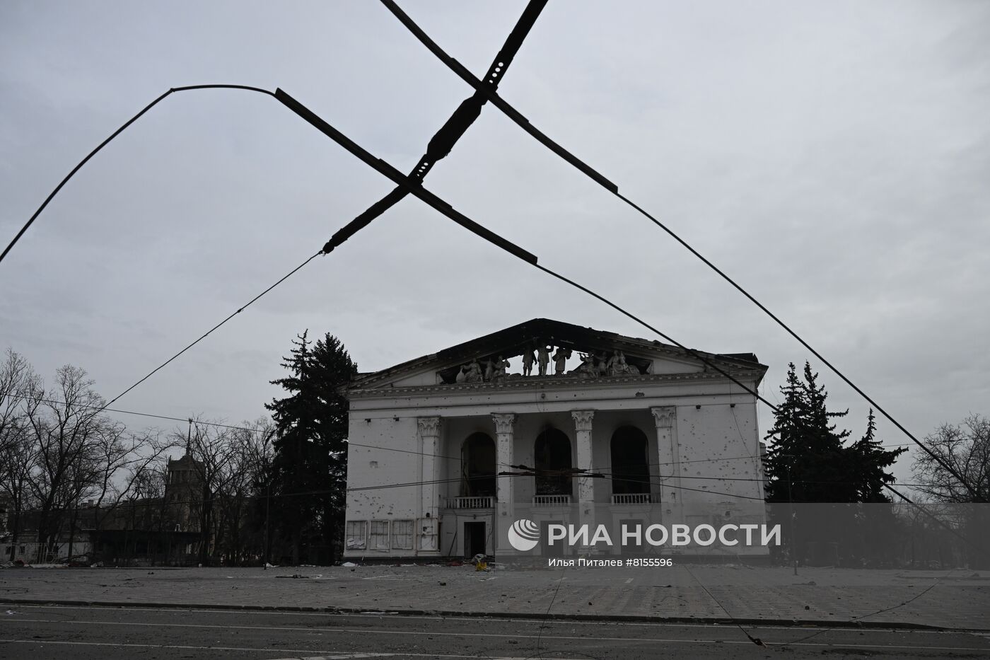 Разрушенное здание драматического театра в Мариуполе