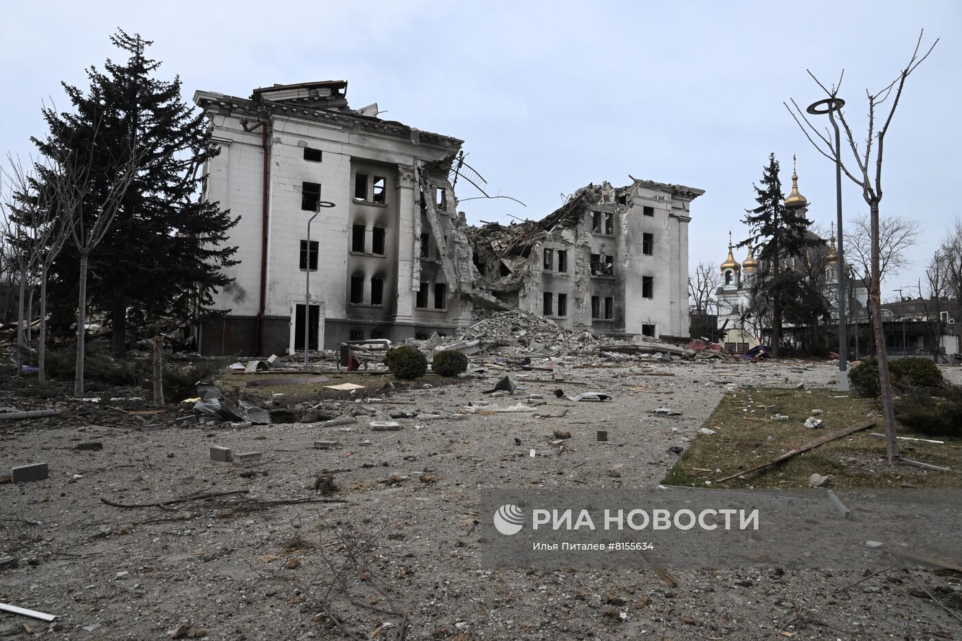 Разрушенное здание драматического театра в Мариуполе