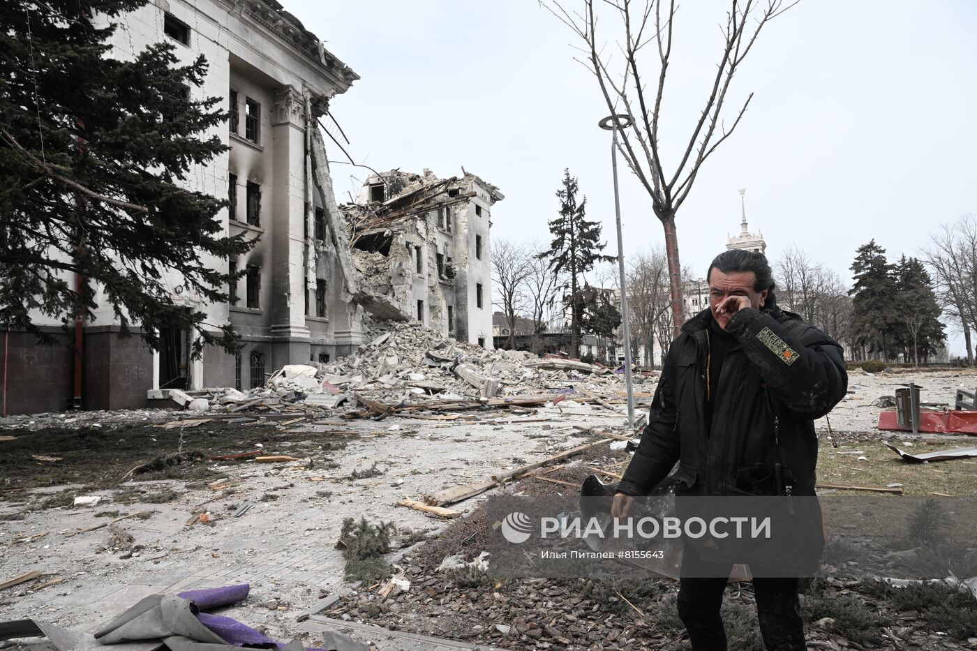 Разрушенное здание драматического театра в Мариуполе