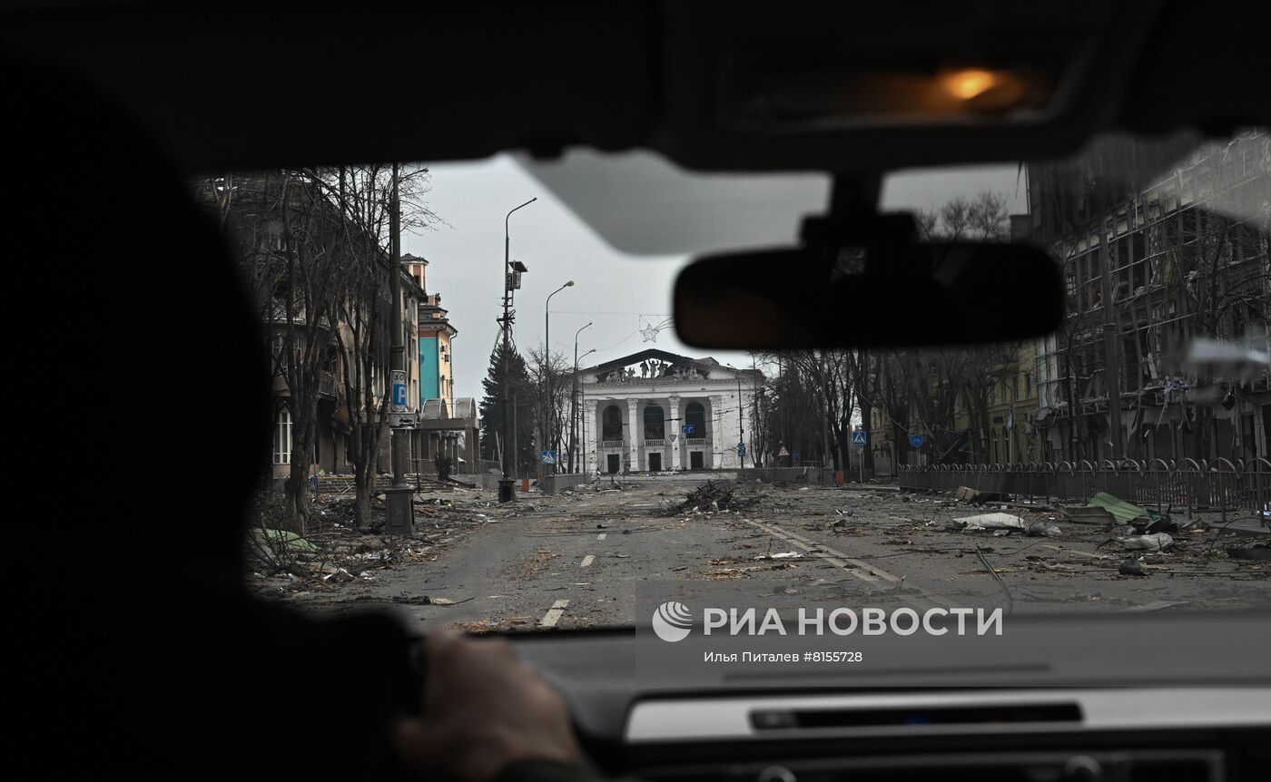 Разрушенное здание драматического театра в Мариуполе