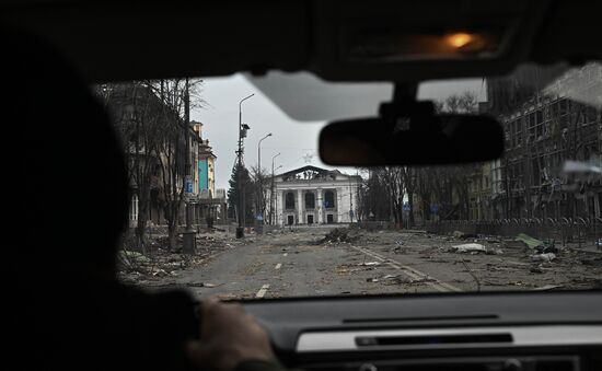 Разрушенное здание драматического театра в Мариуполе