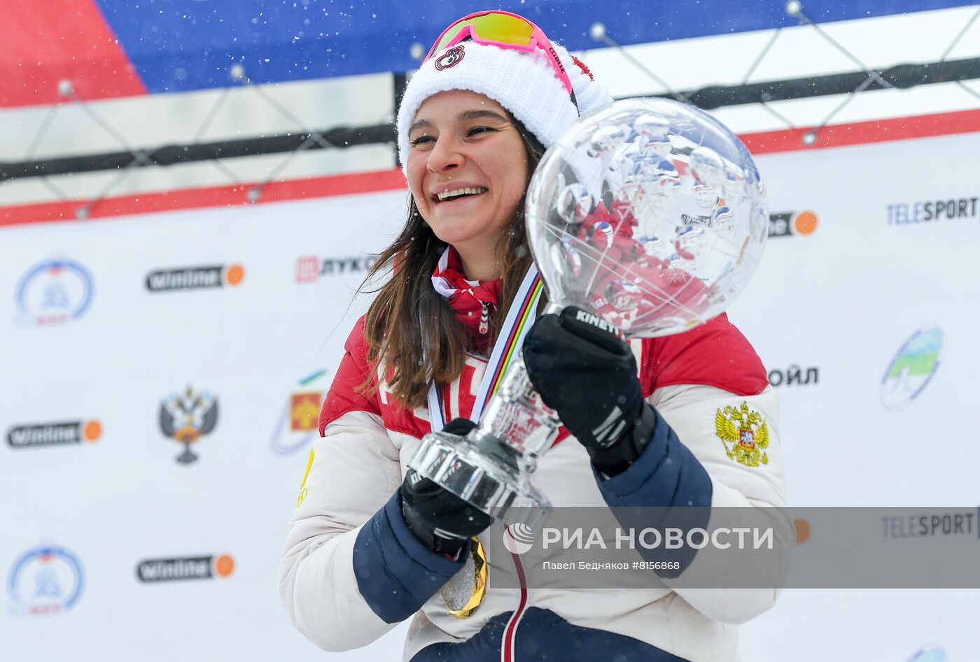 Российским лыжникам вручили награды Кубка мира сезона-2021/22