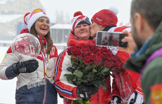 Российским лыжникам вручили награды Кубка мира сезона-2021/22