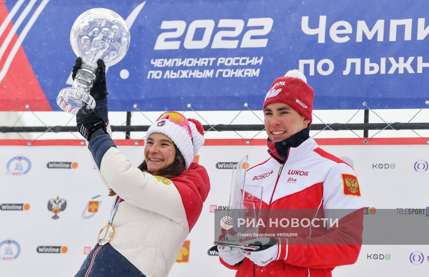 Российским лыжникам вручили награды Кубка мира сезона-2021/22