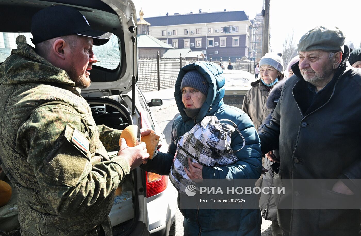 Раздача гумпомощи жителям Мариуполя