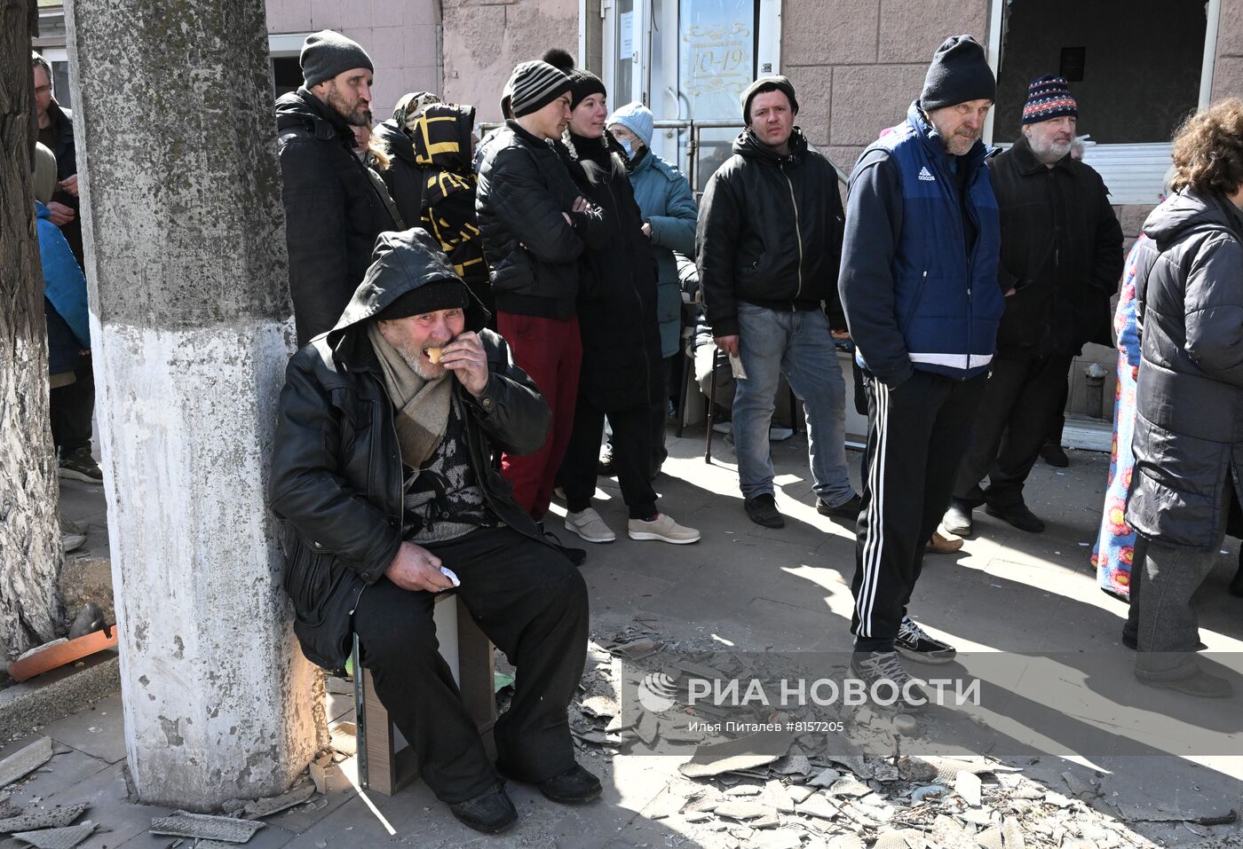 Раздача гумпомощи жителям Мариуполя