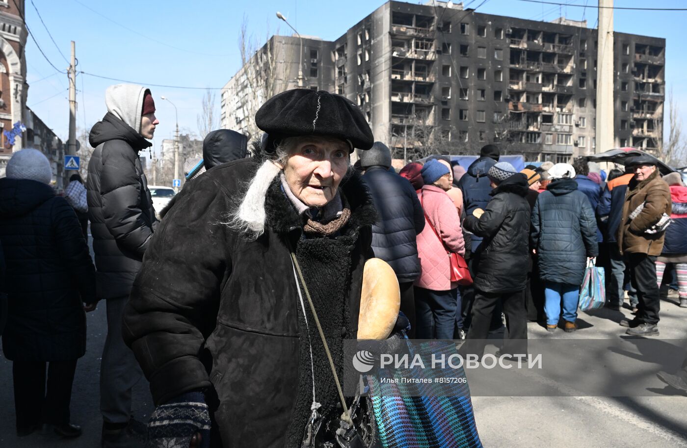 Раздача гумпомощи жителям Мариуполя