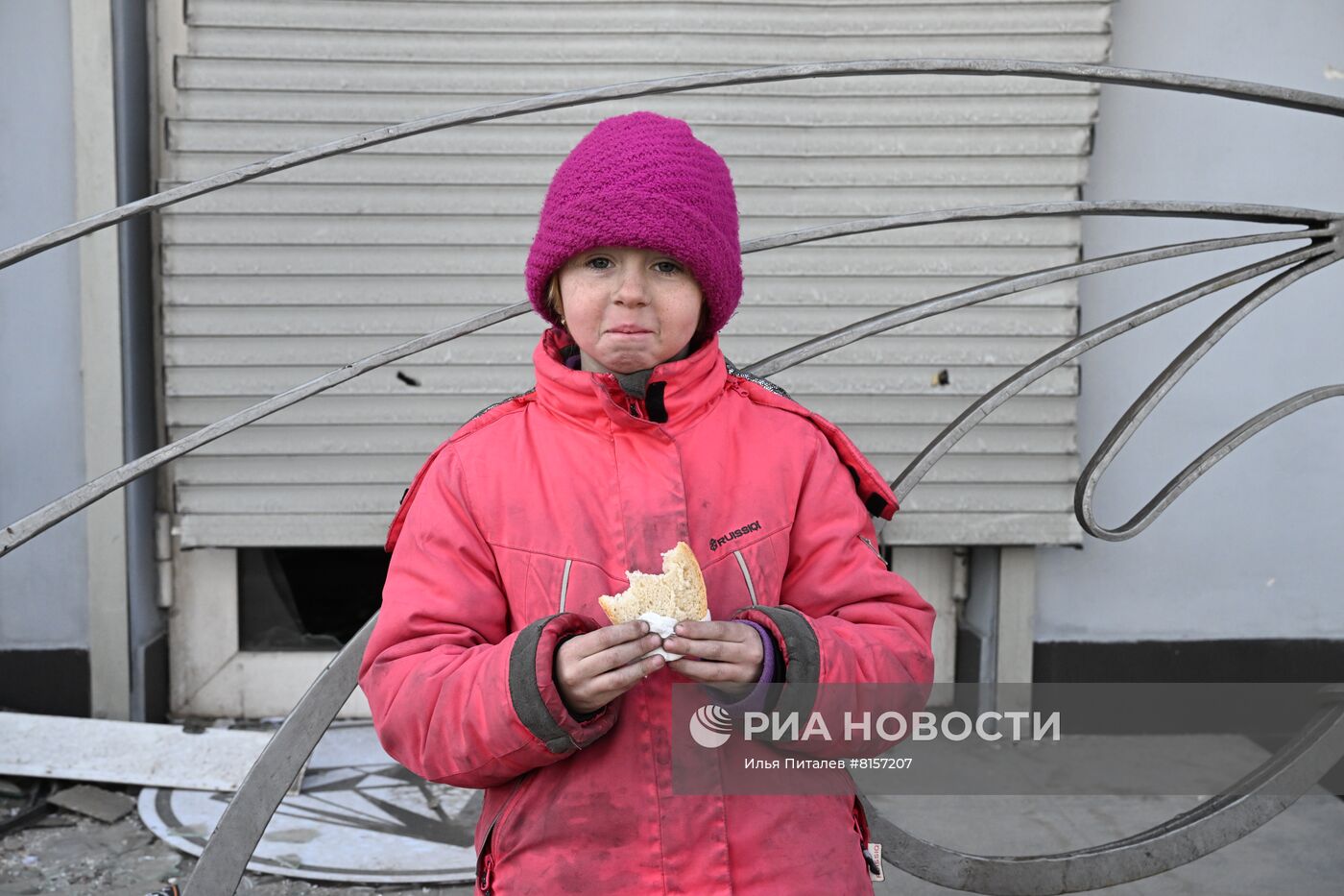 Раздача гумпомощи жителям Мариуполя