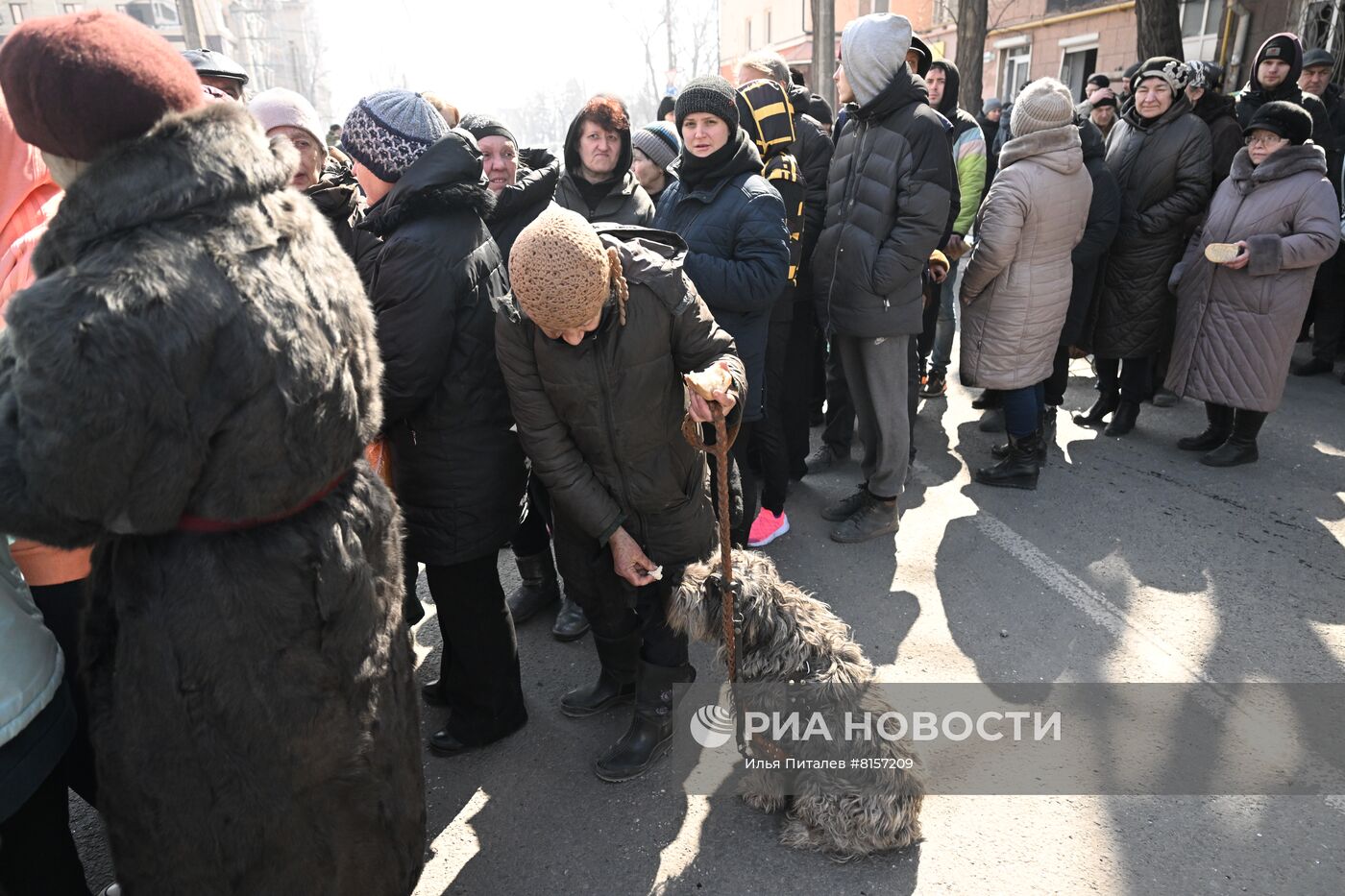Раздача гумпомощи жителям Мариуполя