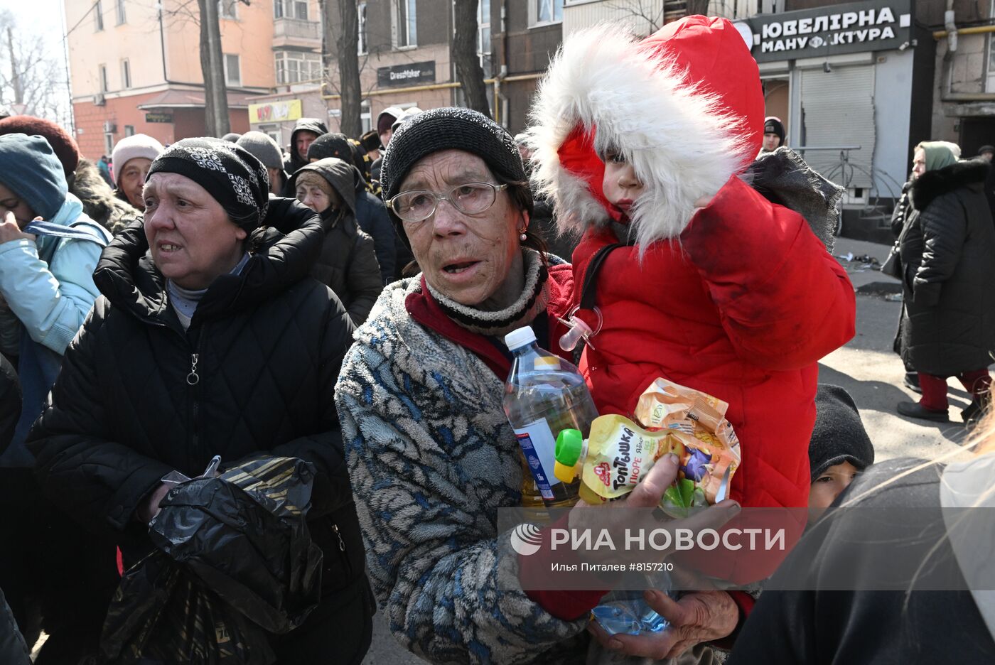 Раздача гумпомощи жителям Мариуполя