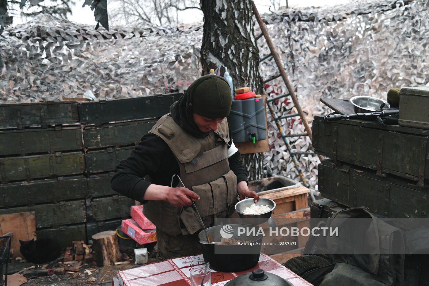 Бойцы Народной милиции ЛНР в освобожденном селе Крымское