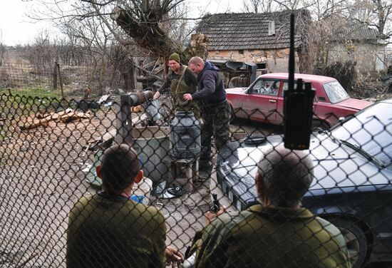 Бойцы Народной милиции ЛНР в освобожденном селе Крымское