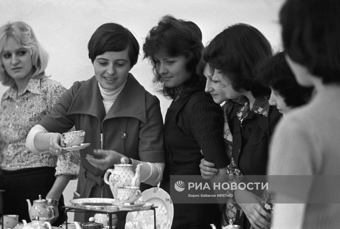 Работница Дулевского фарфорового завода Татьяна Ильчук