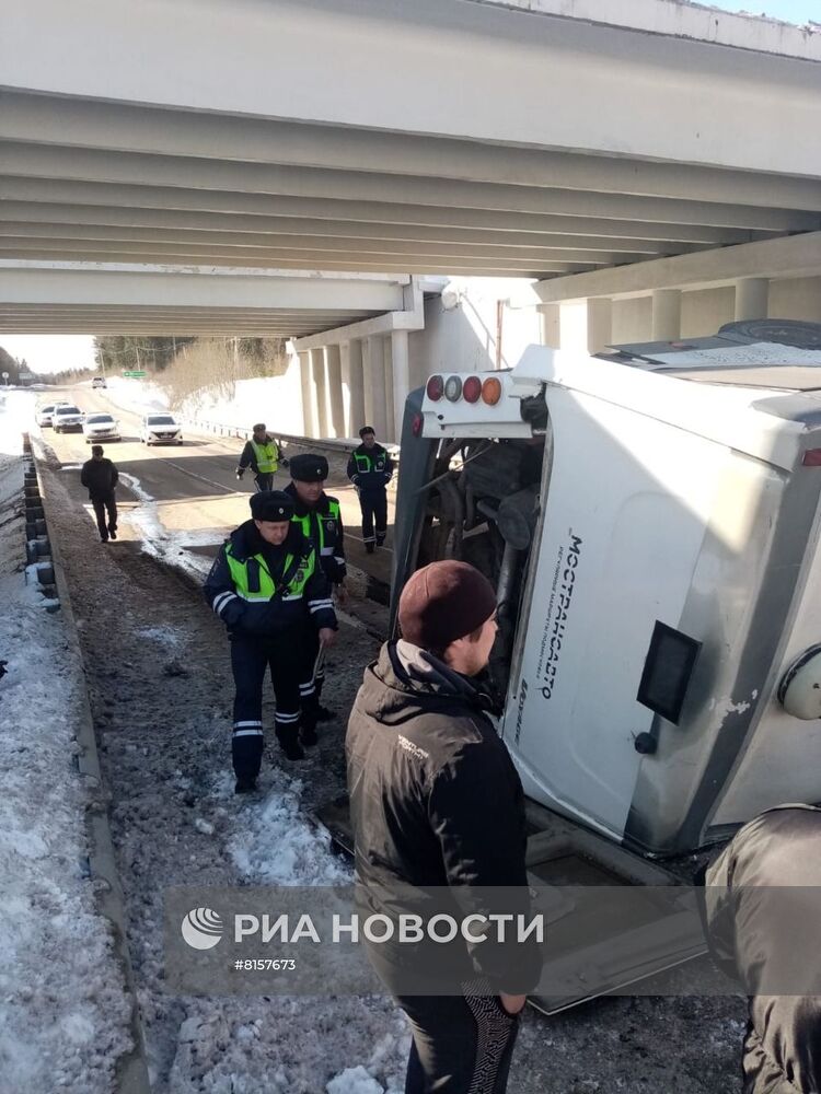 Пассажирский автобус упал с моста в Подмосковье
