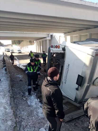 Пассажирский автобус упал с моста в Подмосковье
