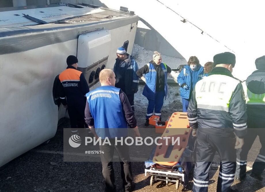 Пассажирский автобус упал с моста в Подмосковье