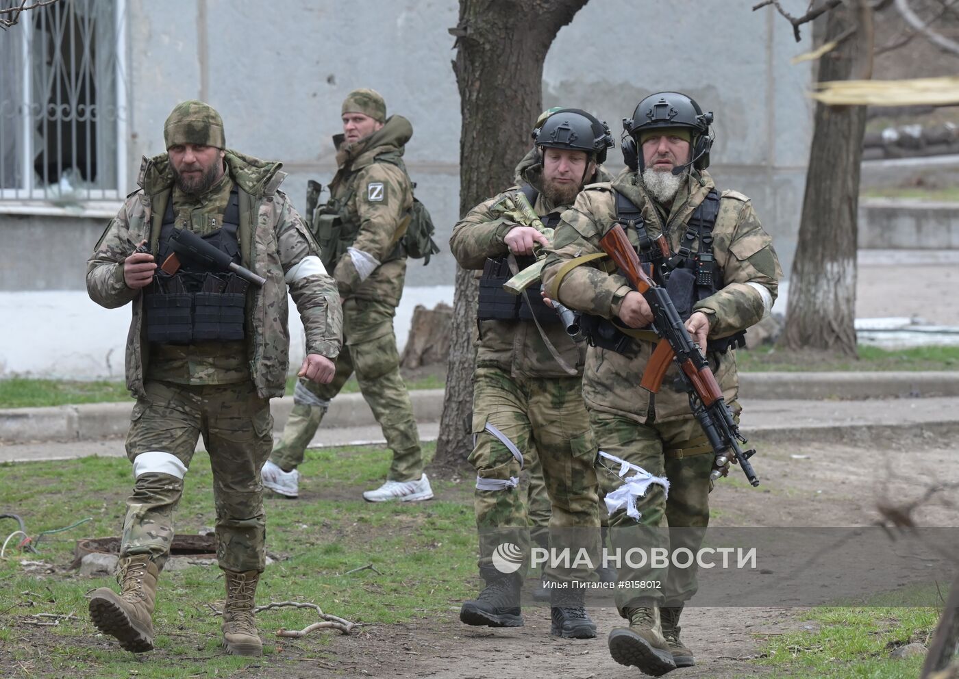 Бойцы специального отряда быстрого реагирования (СОБР) "Ахмат" готовятся к отработке штурма жилого здания в Мариуполе. Слева – командир батальона Апти Болотханов. Место: Донецкая народная республика, Мариуполь. Автор: Илья Питалев/РИА Новости. Бойцы батальона "Ахмат" в Мариуполе