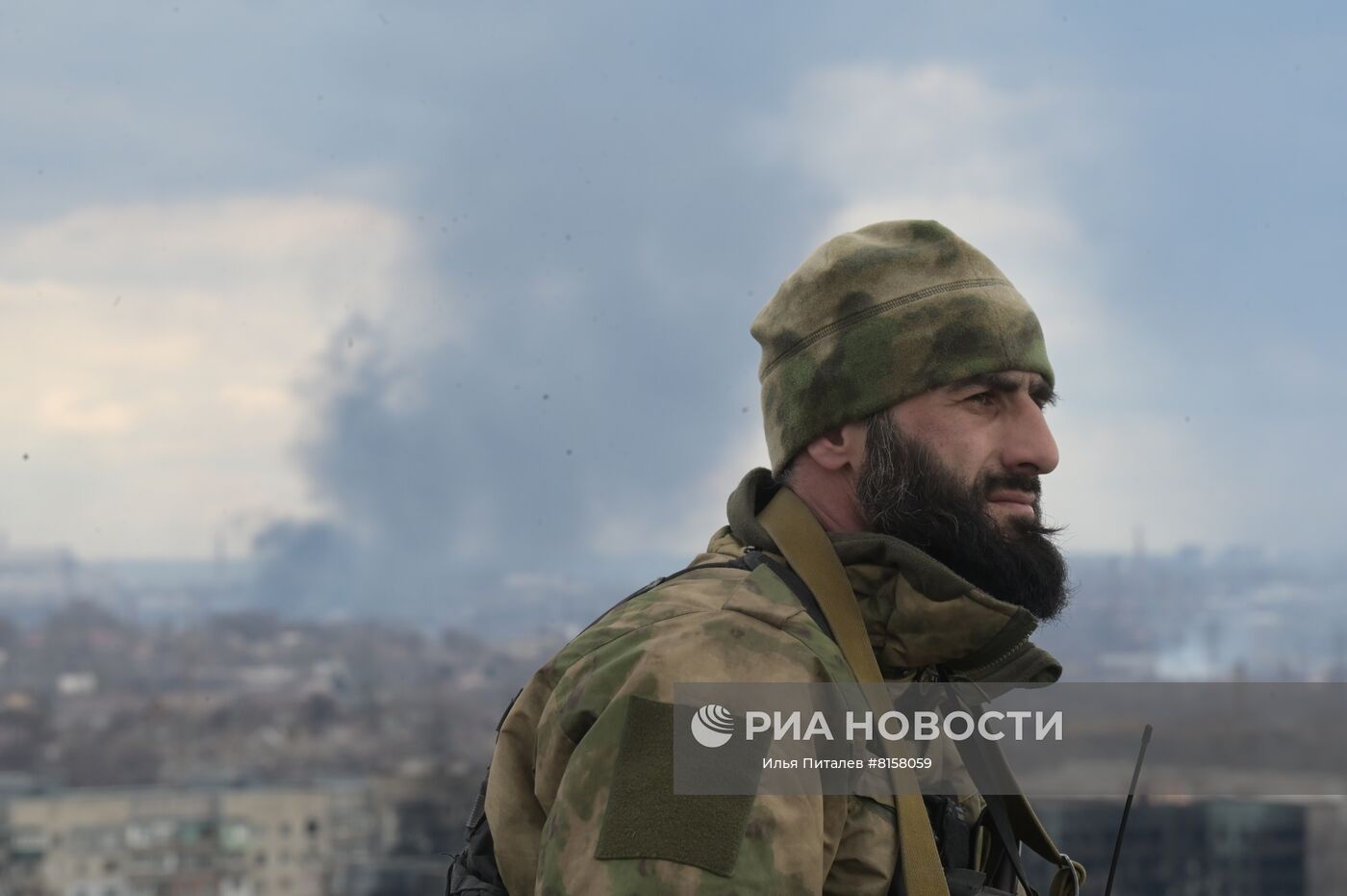 Боец специального отряда быстрого реагирования (СОБР) "Ахмат" на крыше здания в Мариуполе. Место: Донецкая народная республика, Мариуполь. Автор: Илья Питалев/РИА Новости. Бойцы батальона "Ахмат" в Мариуполе