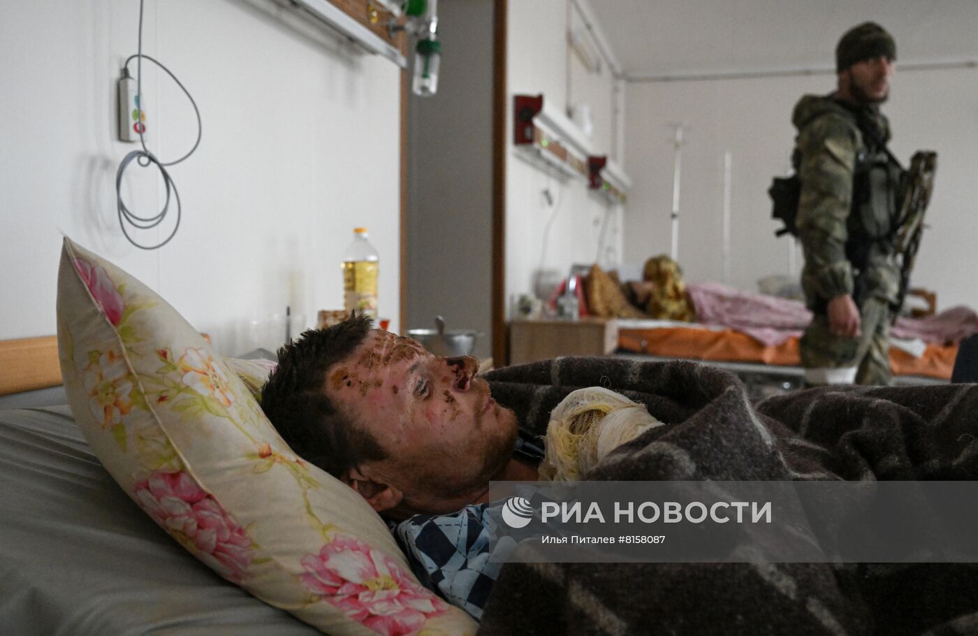 Раненые жители в госпитале Мариуполя