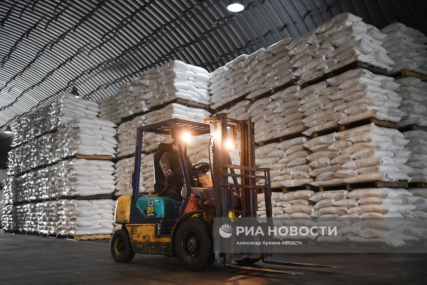 Упаковка сахара на предприятии "РТ Бакалея" в Новосибирске