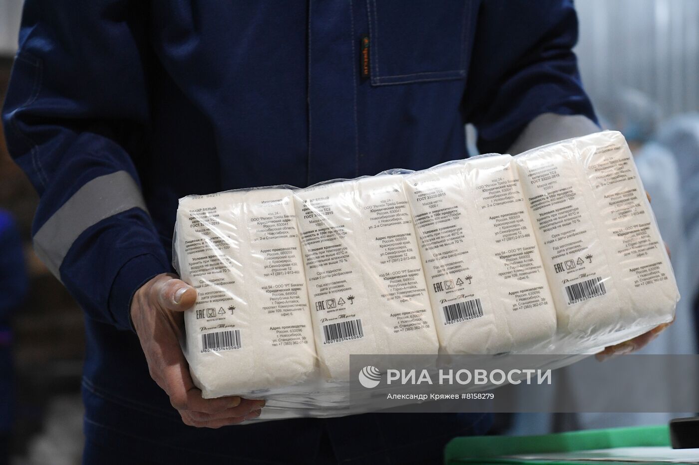 Упаковка сахара на предприятии "РТ Бакалея" в Новосибирске