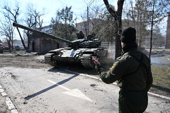 Танкисты Народной милиции ДНР в Мариуполе