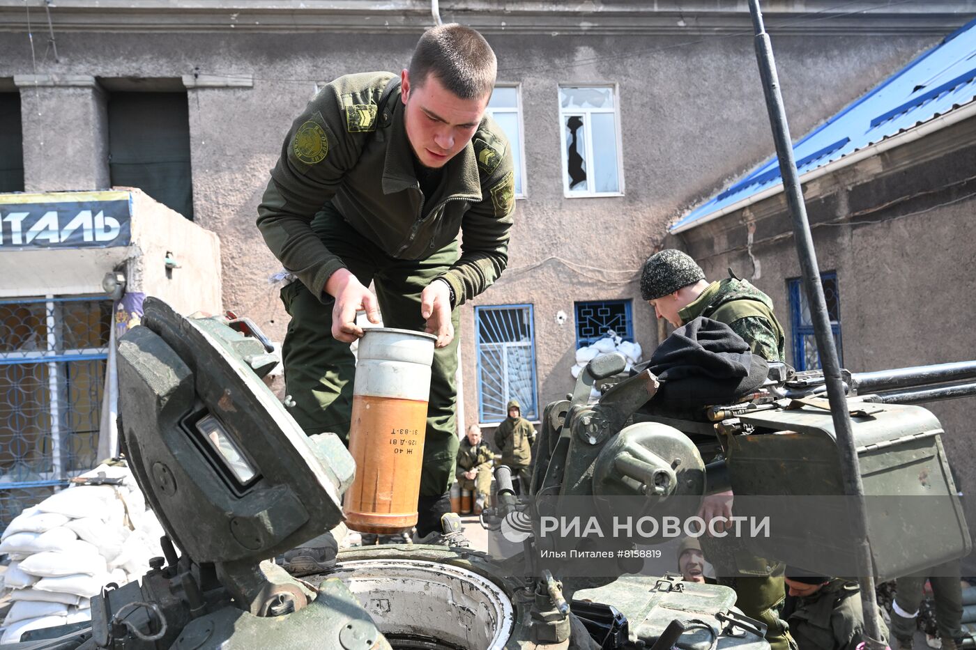 Танкисты Народной милиции ДНР в Мариуполе