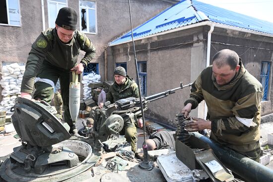 Танкисты Народной милиции ДНР в Мариуполе