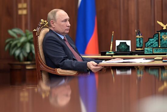 Президент РФ В. Путин провел встречу с главой Республики Дагестан С. Меликовым
