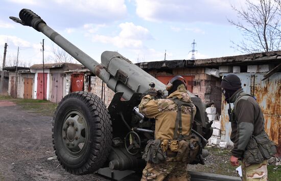 Работа артиллеристов на передовой в ЛНР