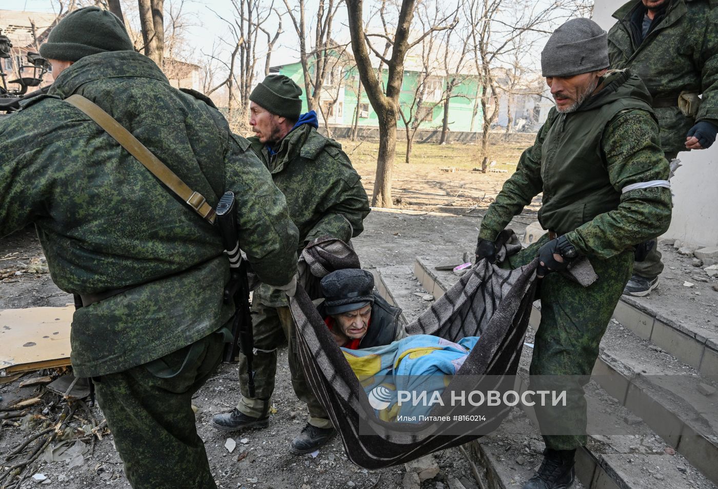 Эвакуация пациентов больницы в Мариуполе