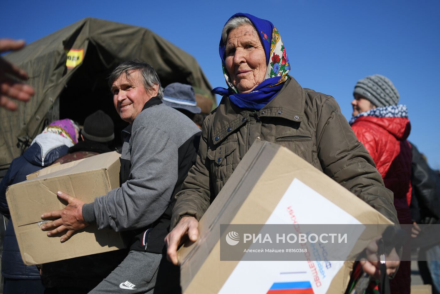 Раздача гумпомощи жителям села Трехизбенка