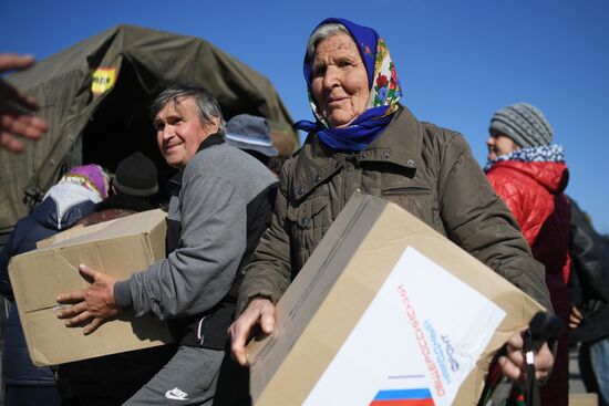 Раздача гумпомощи жителям села Трехизбенка