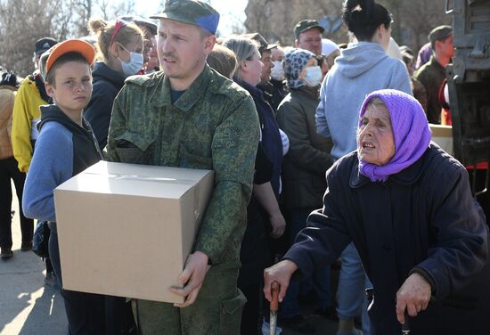 Раздача гумпомощи жителям села Трехизбенка