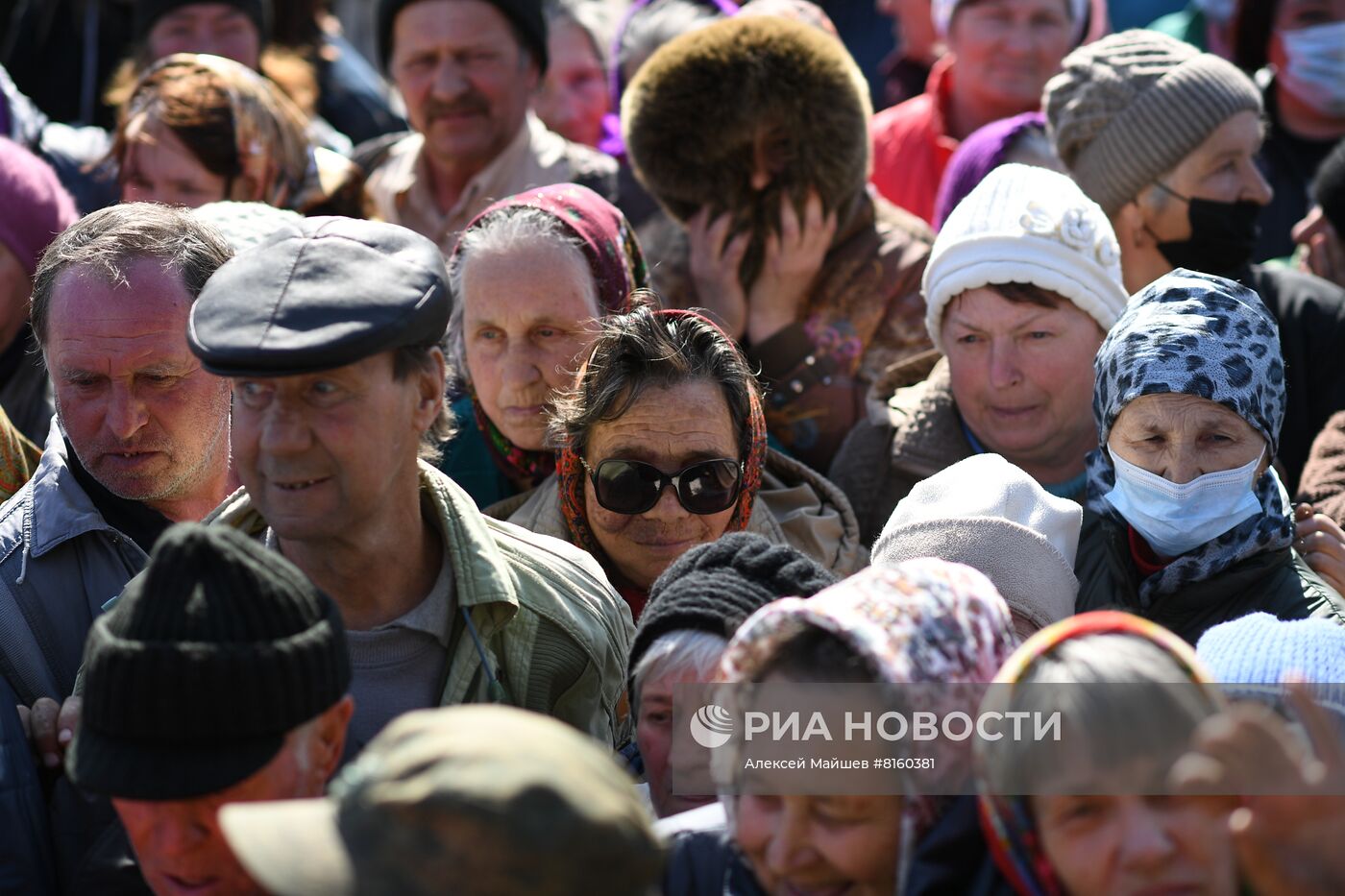 Раздача гумпомощи жителям села Трехизбенка