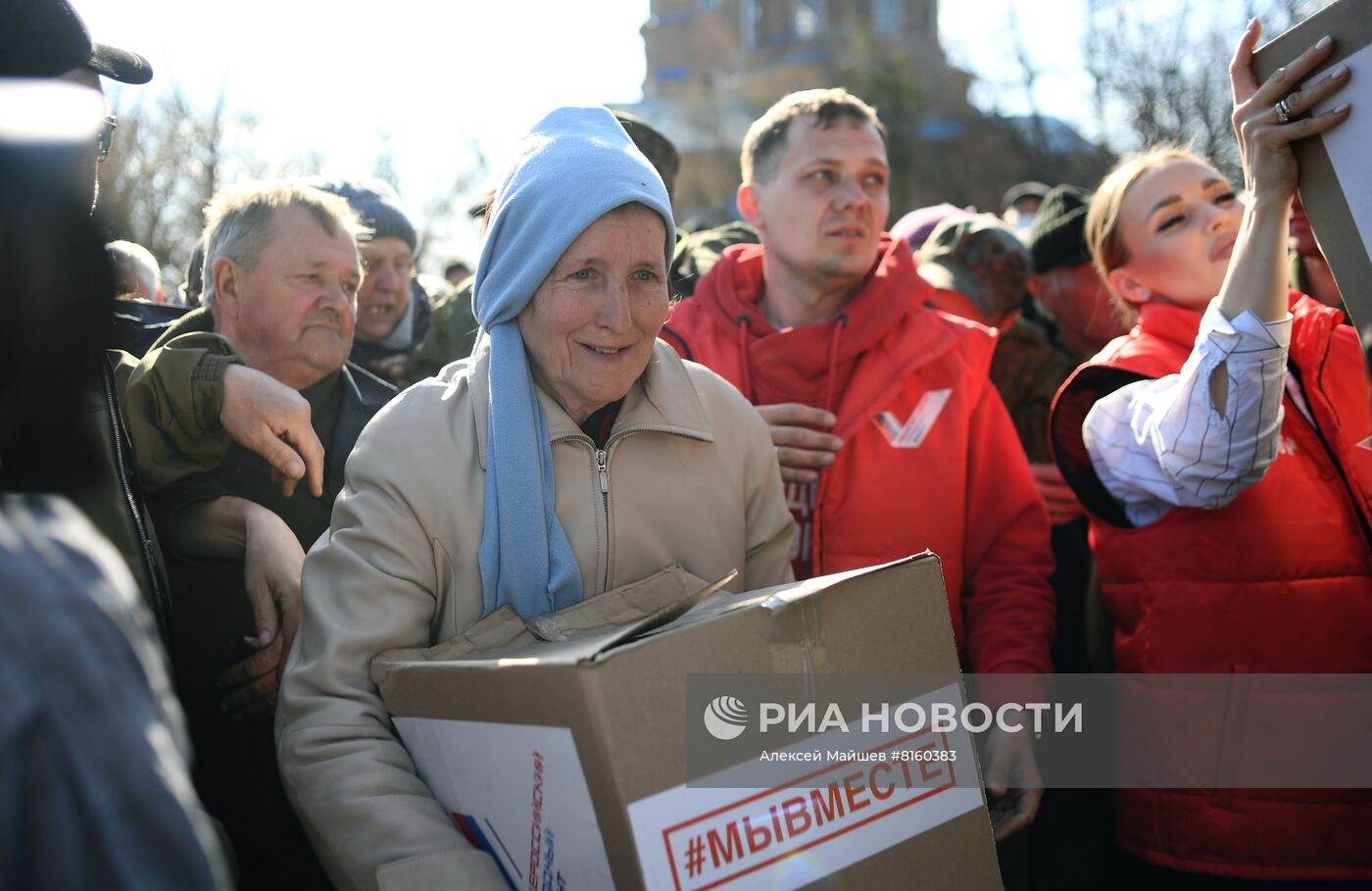 Раздача гумпомощи жителям села Трехизбенка