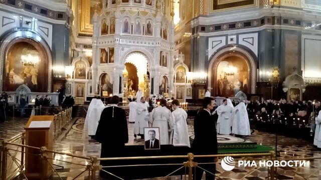 Патриарх Кирилл проводит отпевание Владимира Жириновского