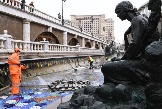 Подготовка фонтана на Манежной площади к летнему сезону