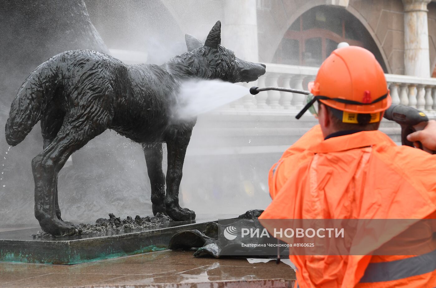 Подготовка фонтана на Манежной площади к летнему сезону