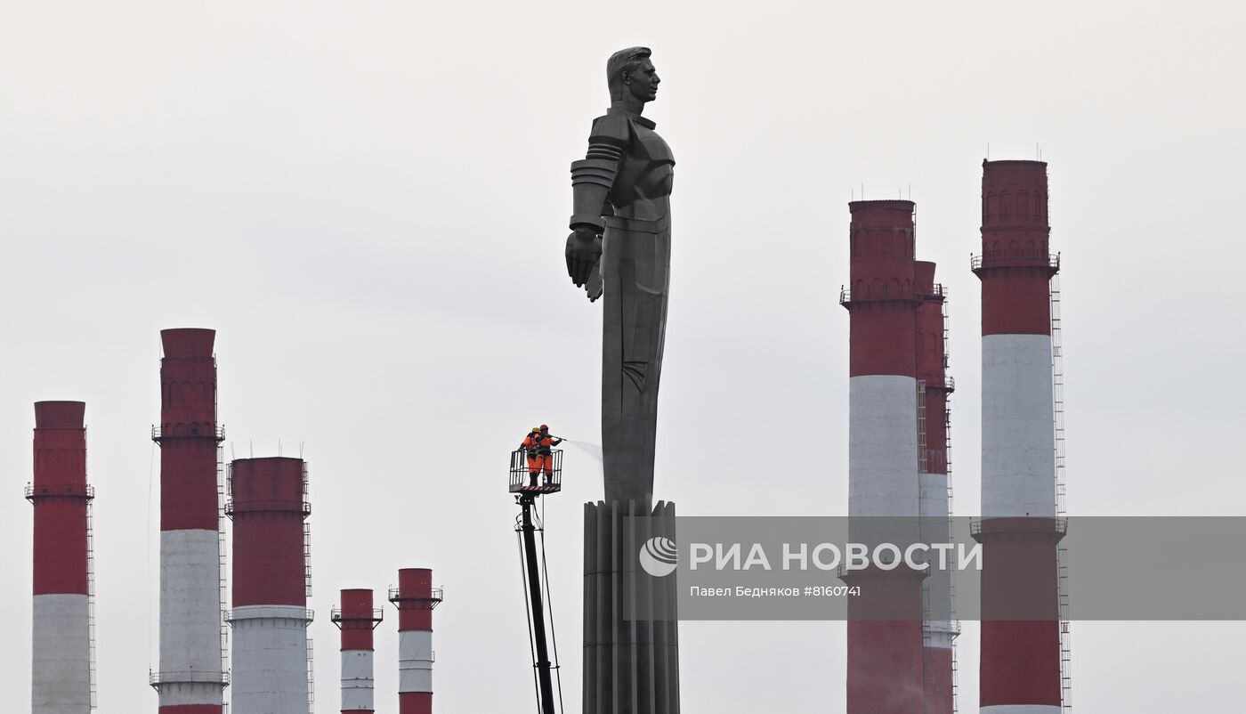 Промывка памятника Юрию Гагарину