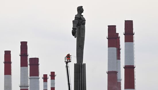 Промывка памятника Юрию Гагарину