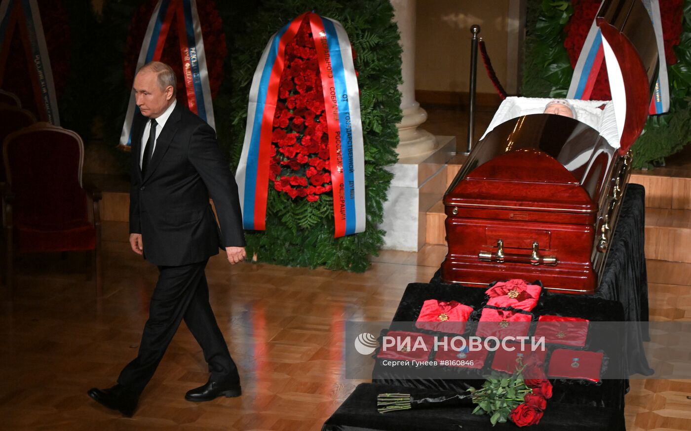 Президент РФ В. Путин простился с В. Жириновским