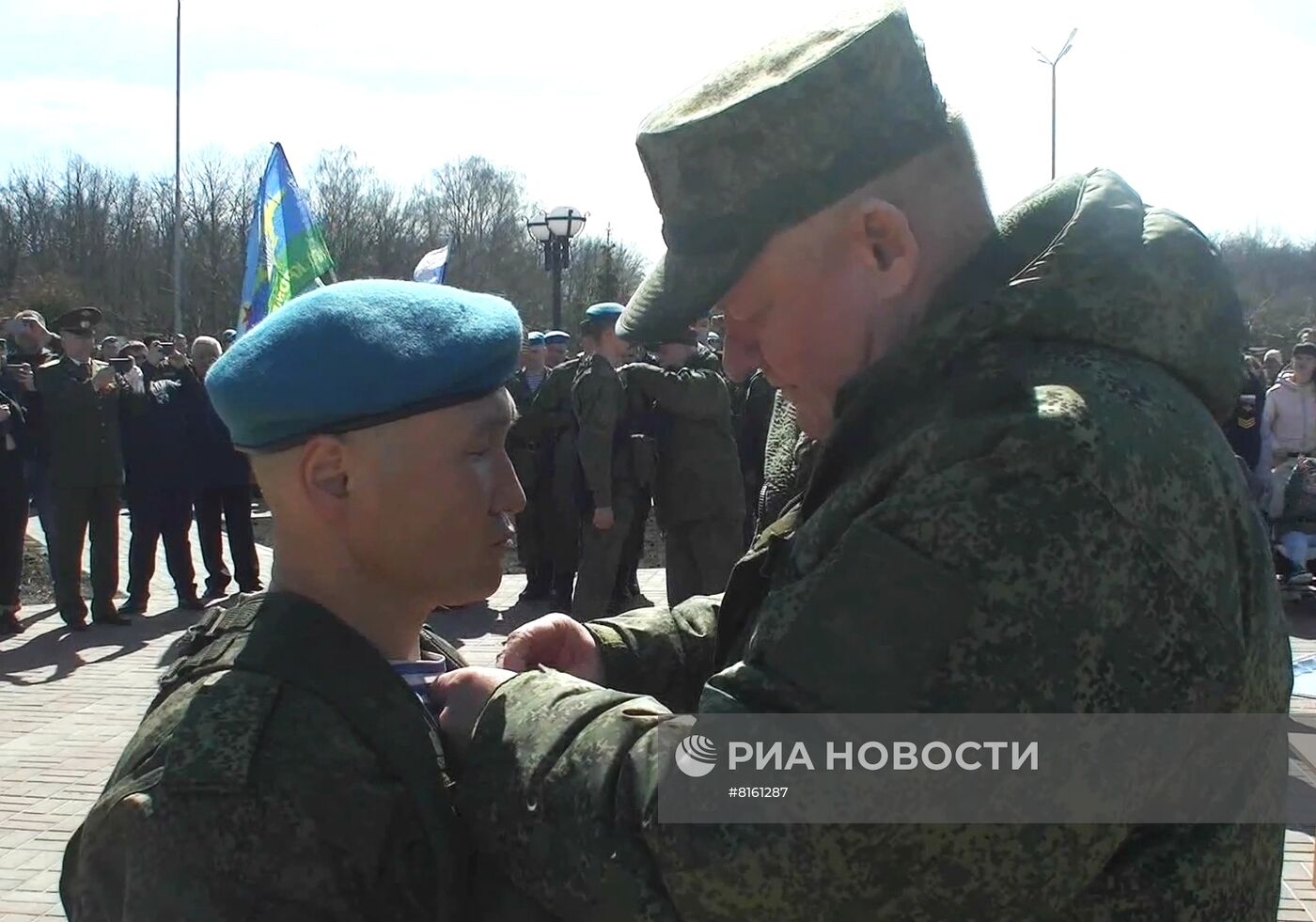 Командующий ВДВ А. Сердюков вручил ордена Мужества участвовавшим в специальной военной операции на Украине