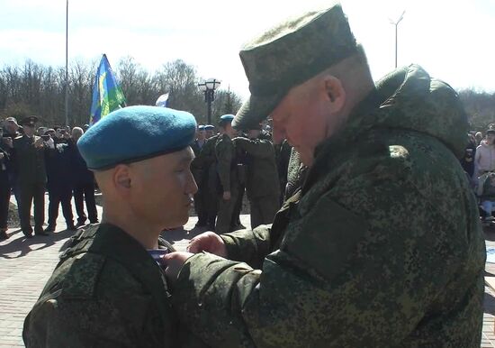 Командующий ВДВ А. Сердюков вручил ордена Мужества участвовавшим в специальной военной операции на Украине