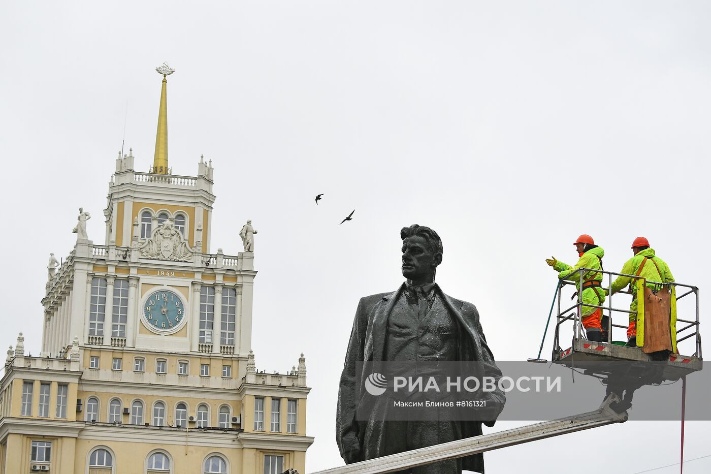 Промывка памятника Владимиру Маяковскому